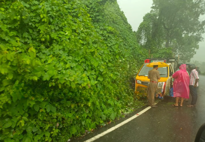 car-accident-at-thamarassery-churam-dost-lorry-and-bike-collide-two-injured_cleanup