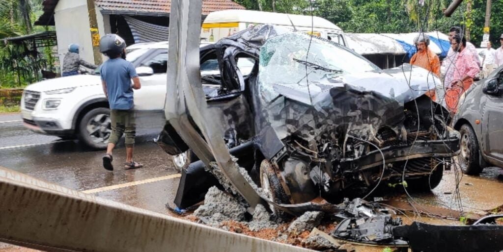An out-of-control car hit an electricity pole and accident; One injured image