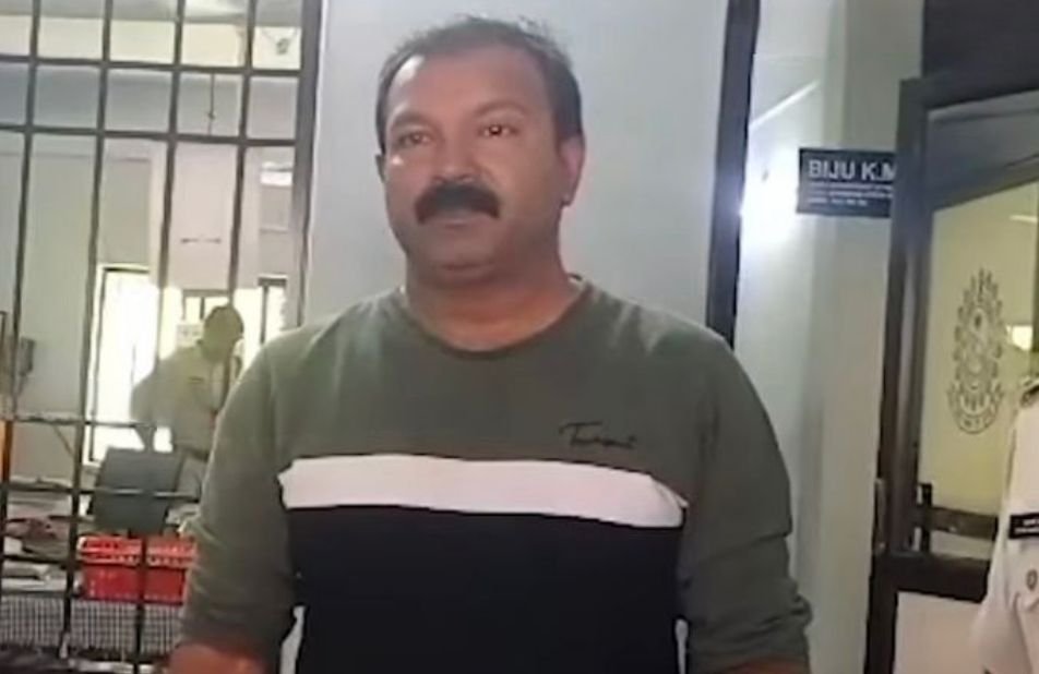 വൻ കുഴൽപ്പണവേട്ട; കാറിൽ കടത്താൻ ശ്രമിച്ച ഒരു കോടി 75 ലക്ഷം രൂപ പിടികൂടി (malappuram) 3 The Great Pipe Hunt; One crore 75 lakh rupees was caught trying to smuggle it in the car image