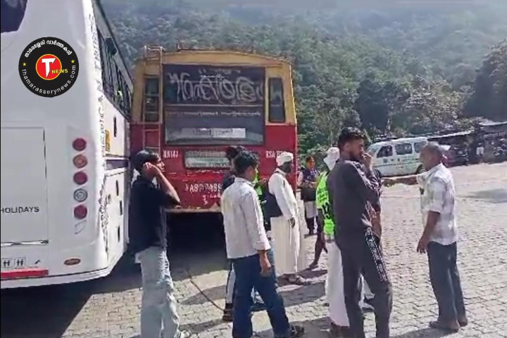 A KSRTC bus hit a tourist bus at the second bend of the pass image_cleanup