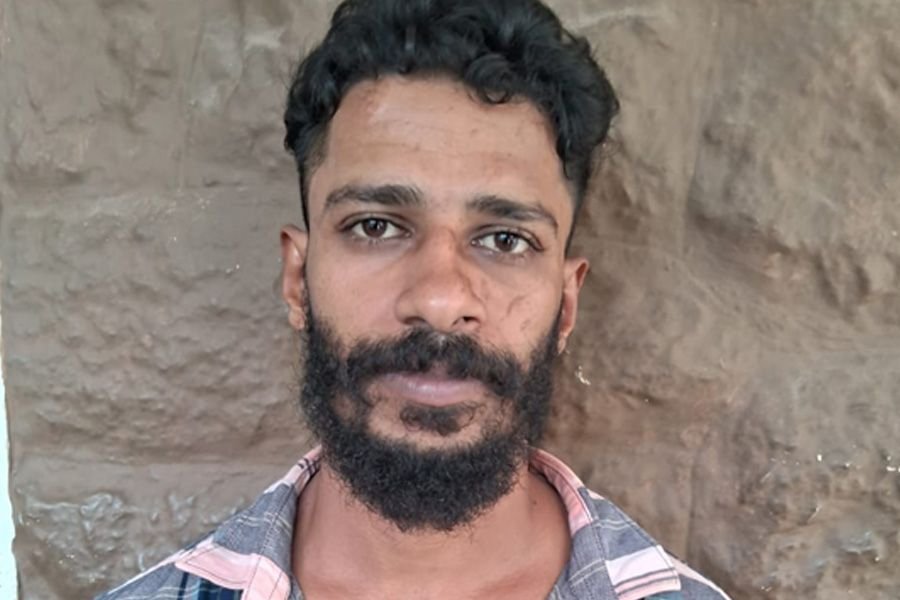 An attempt was made to kill the father by biting him with a snake after questioning him about his daughter's harassment; Accused arrested (Thiruvananthapuram) image