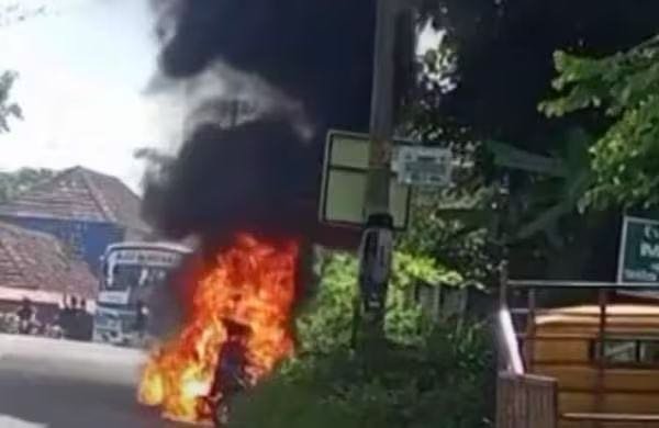 The electric scooter caught fire during the trip; The couple escaped unhurt image