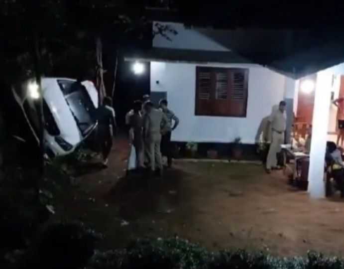 എം.ഡി.എം.എയുമായി ആഡബര കാര് താഴ്ചയിലേക്ക് മറിഞ്ഞു; താമരശ്ശേരി സ്വദേശി പിടിയില് (koduvally) 6 A luxury car with MDMA tumbled to the bottom; Thamarassery native arrested (Koduvally) image
