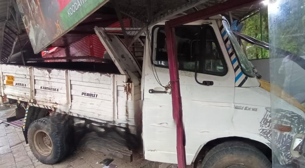 കൂടത്തായിൽ മിനിലോറി കടയിലേക്ക് പാഞ്ഞ് കയറി അപകടം (thamarassery) 6 Minilorry rushes into the shop at Koodatha and accident (Thamarassery) image