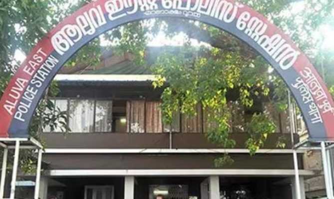 ആലുവ പോലീസ് സ്റ്റേഷനിലെ ആറ് ഉദ്യോഗസ്ഥര് തളര്ന്നു വീണ് ആശുപത്രിയില് (ernakulam) 8 Six officers of Aluva police station collapsed in hospital (Ernakulam) image
