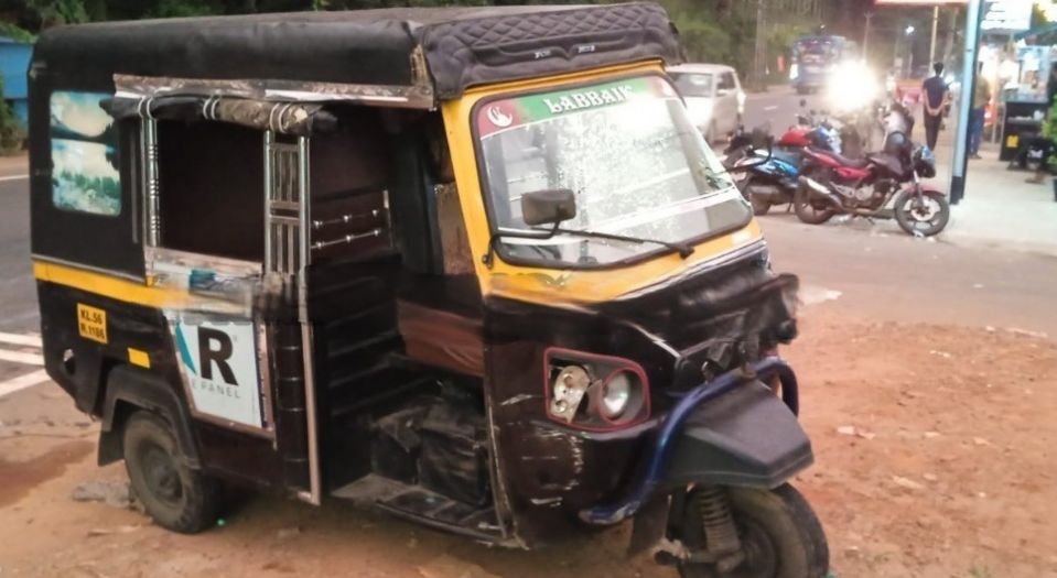 Auto rickshaw and bike overturned in Korangad accident, five injured image