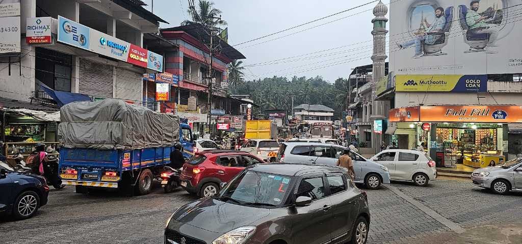 Heavy traffic jam at Thamarassery, Chumgan image