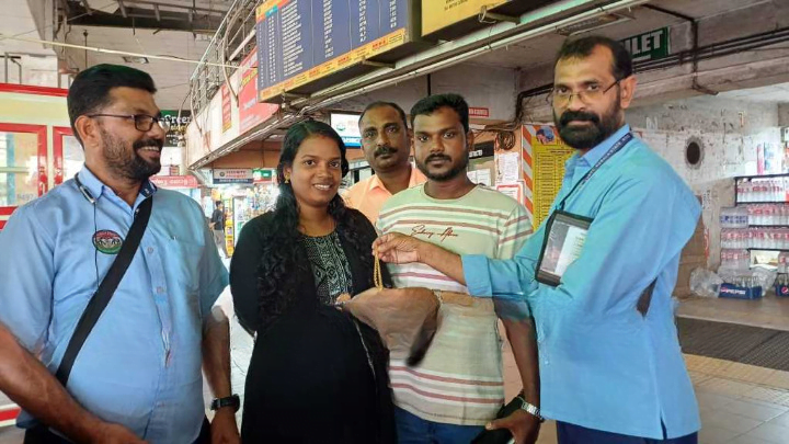KSRTC staff at Thamarassery depot set an example by handing over the four and a half pavan gold jewelery stolen from the bus to its owner image_cleanup