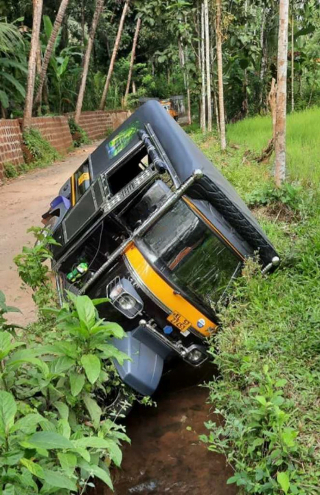 Thamarassery, Jal Jeevan Mission destroyed auto overturned on the road and plunged into the gorge. 5 people injured image_cleanup
