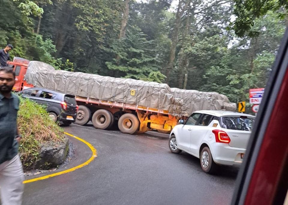 Thamarassery, lorry stuck at Churam 8th turn, heavy traffic and severe traffic jam image