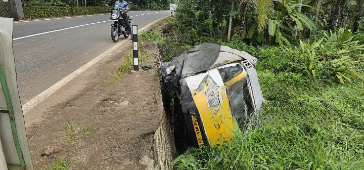 The road has no safety wall and again at Thamarassery the pick-up van overturned into a fiel image_cleanup