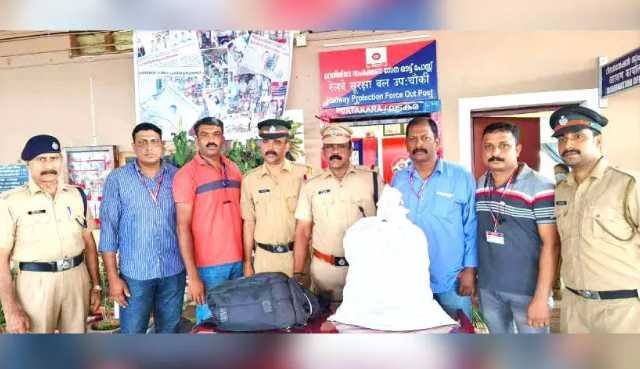 Ganja found abandoned at railway station image