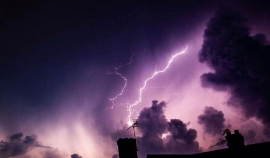 Kuttiadi, heavy rain; Two people were injured by lightning image