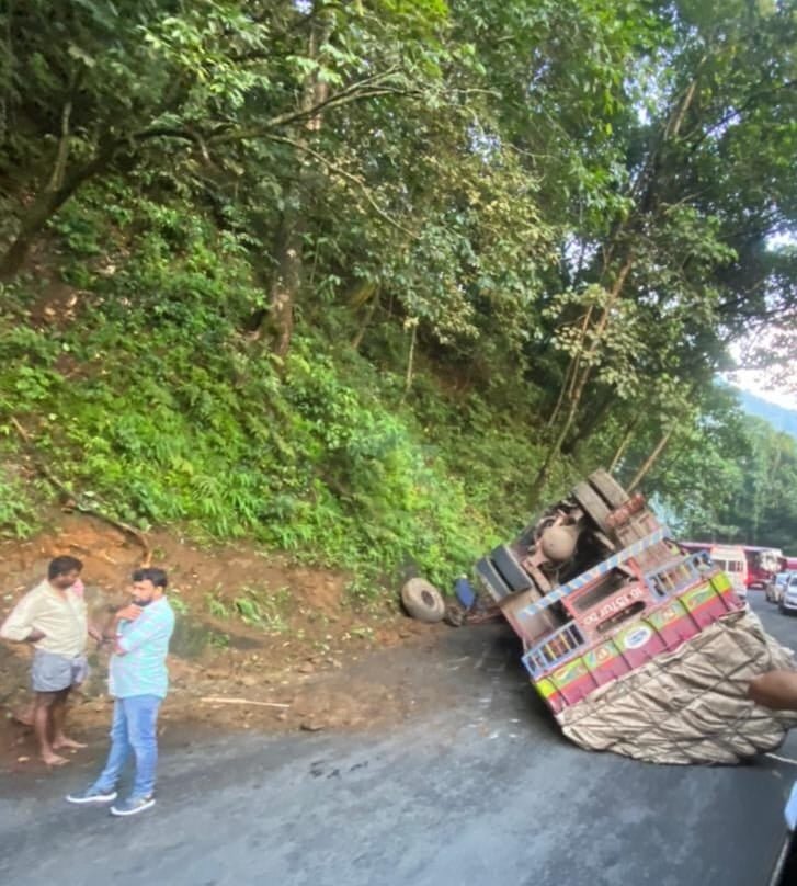 Lorry hidden accident at Thamarassery pass image