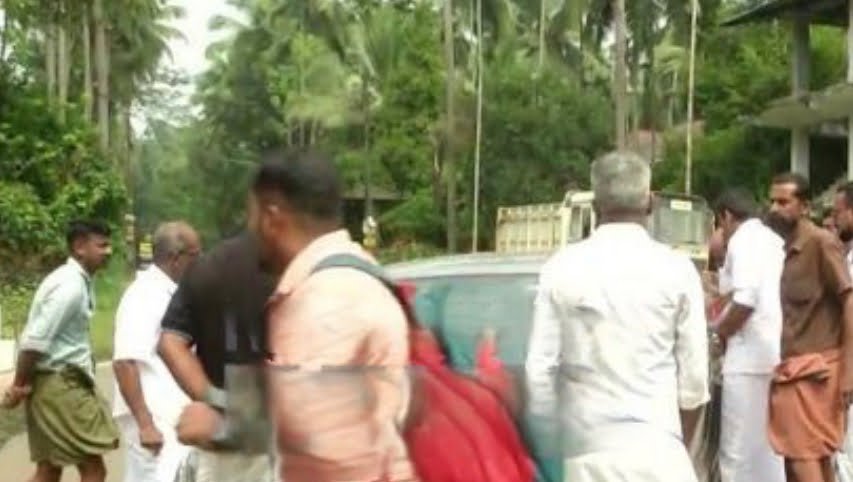 Thiruvambady stopped officials who tried to return without collecting evidence in the surplus land case image