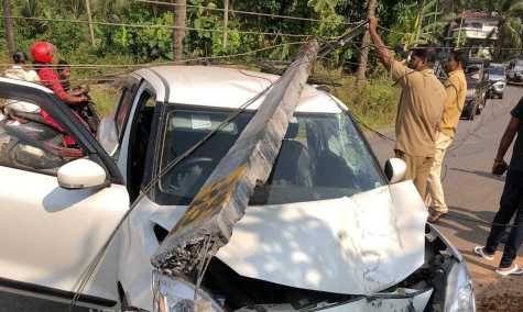 Kodanchery, car out of control crashes into electric pole and accident image