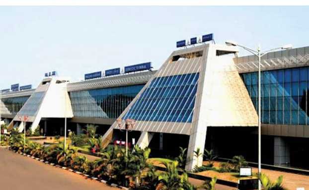 Narikkuni woman kidnapped at airport; Two people were arrested for stealing gold image