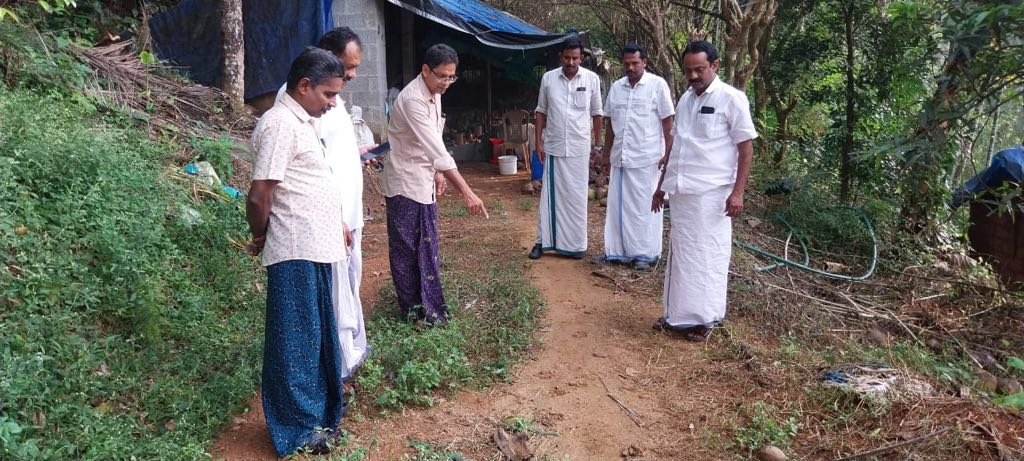 Thiruvambady, Punnakal road crossing caused panic by what appears to be a tiger's footprints image