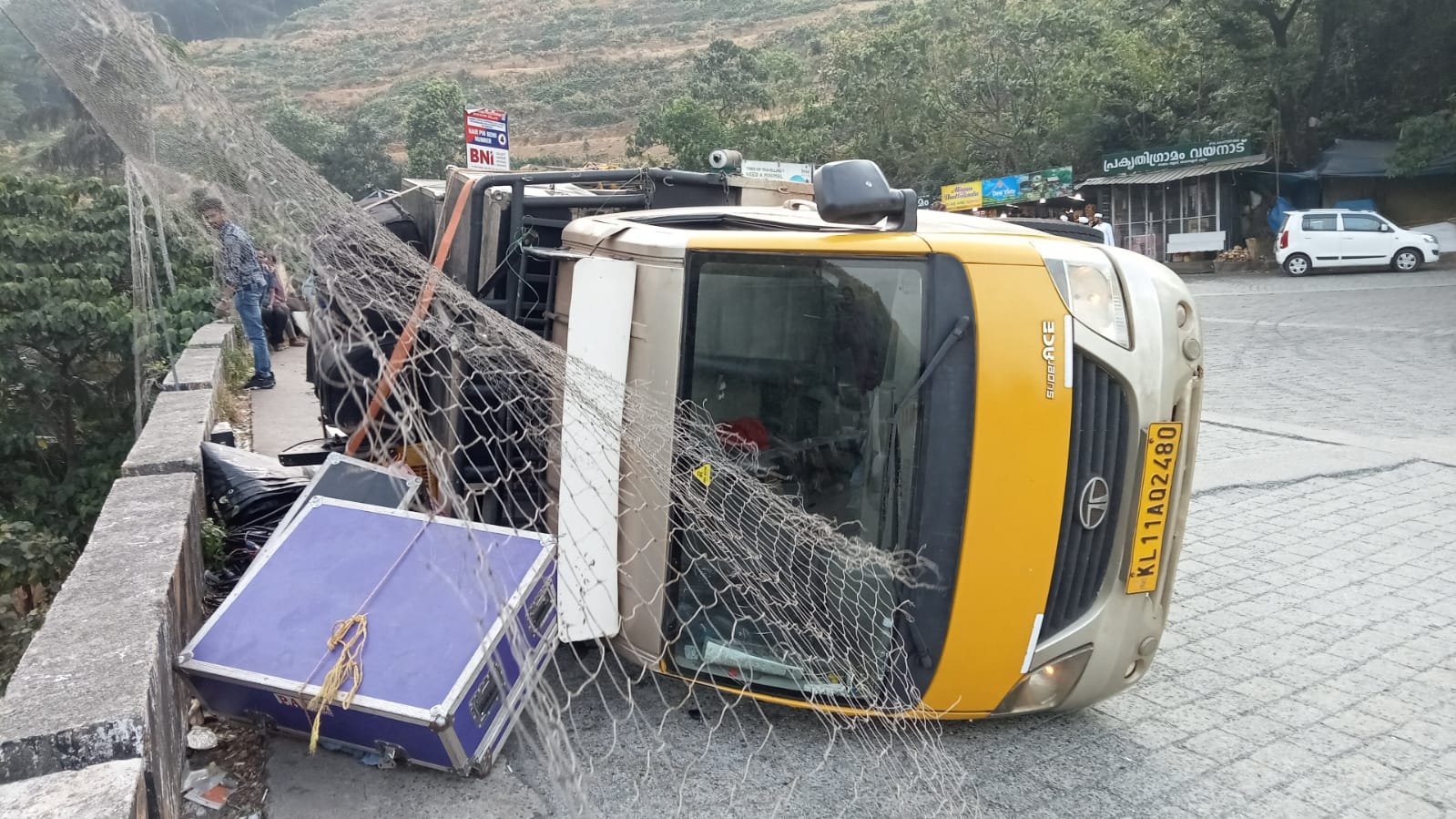 Dost pickup overturned in the pass and accident