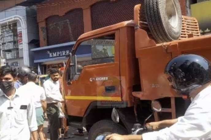Perambra, woman injured by tipper lorry; The accident happened while crossing the Sabra line image