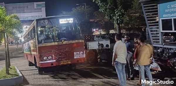 അശ്രദ്ധയോടെ വന്ന കാർ കണ്ട് സഡൺ ബ്രേക്കിട്ടു; 4 യാത്രക്കാർക്ക് പരുക്ക്. 6 nj magic