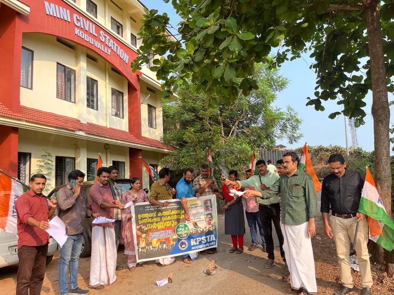 DA dues paid to the personal staff of the Ministers shall also be paid to the employees.; KPSTA