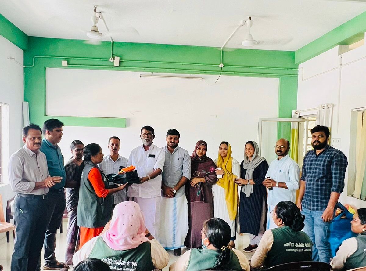 Thamarassery Haritakarma Sena distributed uniforms to the members.