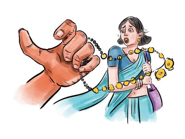 Attempting to break the necklace by throwing chili powder in the eyes of the housewife