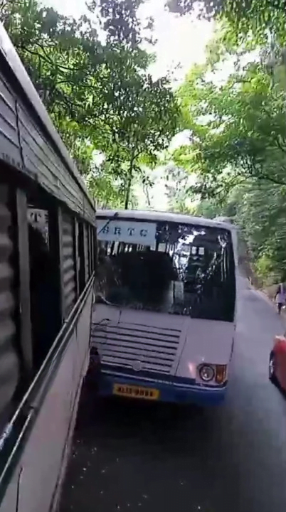 Thamarassery, ചുരത്തിൽ KSRTC ബസ്സുകൾ കൂട്ടിയിടിച്ചു. 5 KSRTC buses collided at the pass. cleanup