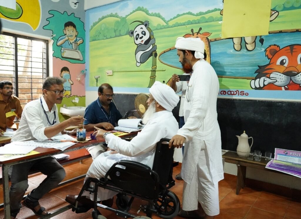 കാന്തപുരം എ.പി അബൂബക്കർ മുസ് ലിയാർ വോട്ട് രേഖപ്പെടുത്തി 7 Kantapuram AP Abubakar Musliar cast his vote