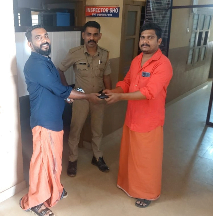 Thamarassery, കളഞ്ഞുകിട്ടിയ പണമടങ്ങിയ പേഴ്സ് ഉടമയെ കണ്ടെത്തി തിരികെ ഏൽപ്പിച്ച് യുവാവ് മാതൃകയായി 6 Thamarassery youth set an example by finding the owner of stolen wallet and returning it cleanup