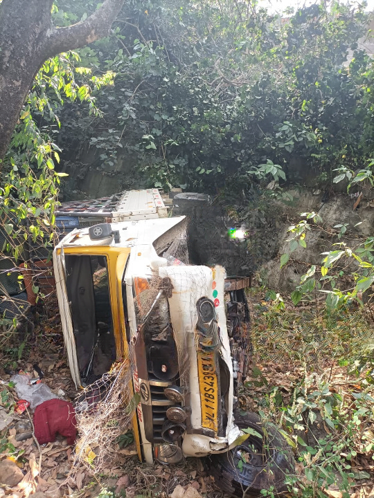 Thamarassery, ചുരത്തിൽ പിക്കപ്പ് താഴ്ചയിലേക്ക് മറിഞ് രണ്ടു പേർക്ക് പരുക്ക് 1 Two people were injured when the pickup went downhill in the pass cleanup