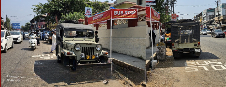 ബസ്സ് സ്റ്റോപ്പ് തടസ്സപ്പെടുത്തിയുള്ള വാഹന പാർക്കിംഗ് ;Thamarassery, പതിവ് കാഴ്ചയാവുന്നു 12 Vehicle parking obstructing the bus stop is a common sight in Thamarassery cleanup