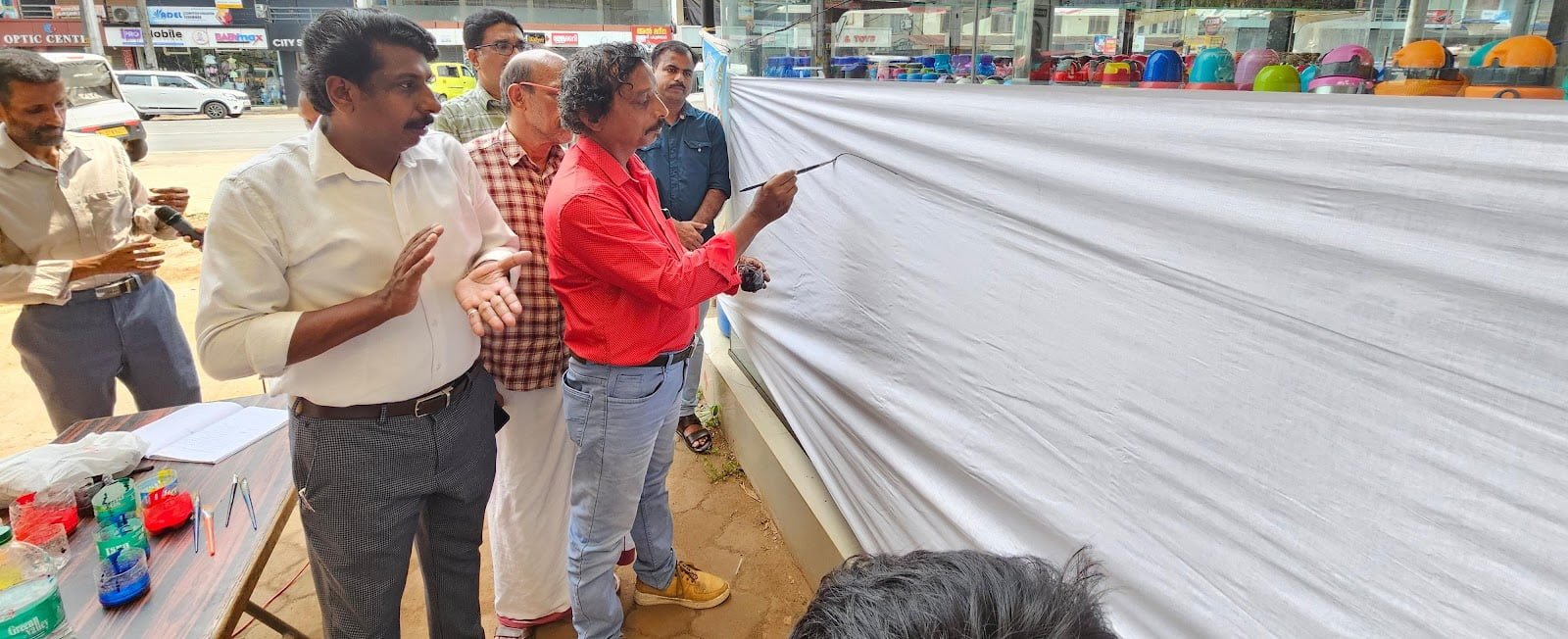 Anti-addiction care society painting has become a distinct sight