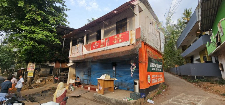 Thamarassery, കെട്ടിടത്തിൽ നിന്നും വീണ് അതിഥി തൊഴിലാളിക്ക് ഗുരുതര പരുക്ക് 12 Guest worker seriously injured after falling from building cleanup