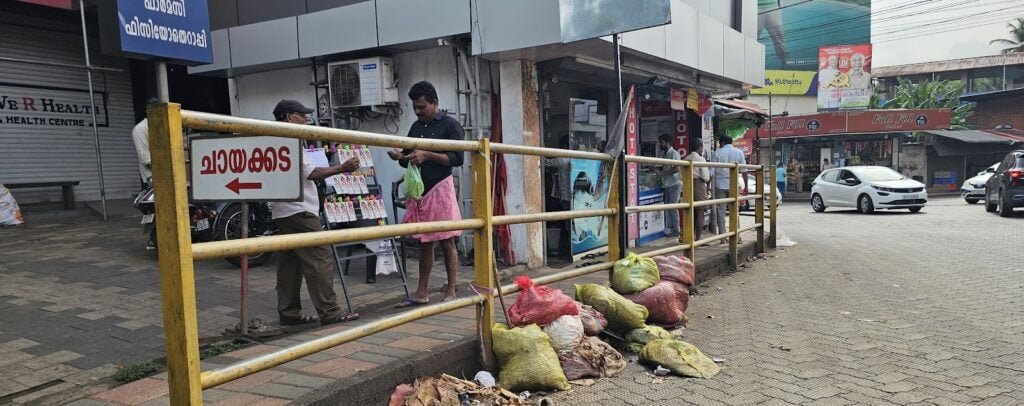 Thamarassery, രണ്ടാഴ്ച പിന്നിട്ടിട്ടും നീക്കം ചെയ്യാതെ മാലിന്യ കൂമ്പാരം 9 Thamarassery Garbage heap not removed after two weeks