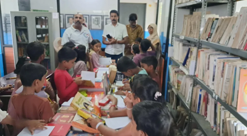 Aanakkampoyil, ഗവ. എൽ.പി.സ്കൂൾ വിദ്യാർത്ഥികൾ വി.കെ. കൃഷ്ണമേനോൻ പബ്ലിക് ലൈബ്രറി സന്ദർശിച്ചു. 12 Aanakkampoyil Govt. LP School Students V.K. Krishnamenon visited the public library