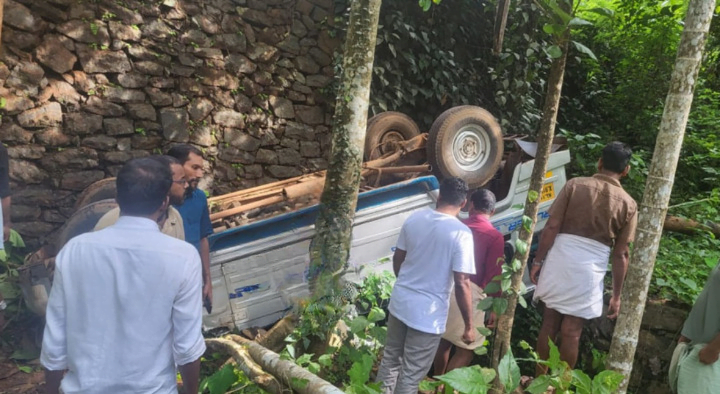 Malappuram, school van overturned; The number of injured students is 12._cleanup