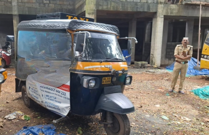Mavoor, മോഷണം പോയ ഓട്ടോറിക്ഷ റോഡരികിൽ ഉപേക്ഷിച്ച നിലയിൽ 7 Mavoor the stolen autorickshaw was left on the roadside cleanup
