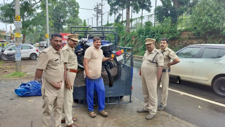 Thamarassery, വ്യാജ നമ്പർ പ്ലേറ്റ് പതിച്ച ബുള്ളറ്റ് ട്രാഫിക് പോലീസ് പിടികൂടി. 7 Thamarassery Bullet with fake number plate seized by traffic police. cleanup