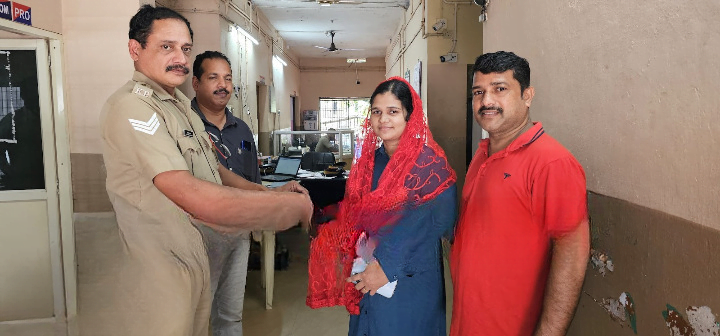 Thamarassery, ലോട്ടറി തൊഴിലായുടെ സത്യസന്ധത; കളഞ്ഞുകിട്ടിയ സ്വർണാഭരണം ഉടമക്ക് കൈമാറി. 10 Thamarassery integrity of lottery profession The stolen gold jewelery was handed over to the owner. cleanup