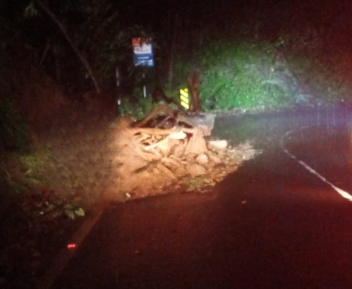 ശക്തമായ മഴയിൽ Thamarassery, ചുരത്തിൽ മണ്ണിടിഞ്ഞുവീണു. 8 Thamarassery landslides in the pass due to heavy rains. cleanup