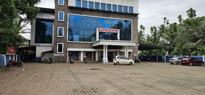 Thamarassery, ചുങ്കം ബാറിൽ ജീവനക്കാരന് കഴുത്തിന് കുത്തേറ്റു. 6 Thhamarassery the lawyer stabbed the neckman in the babe. cleanup