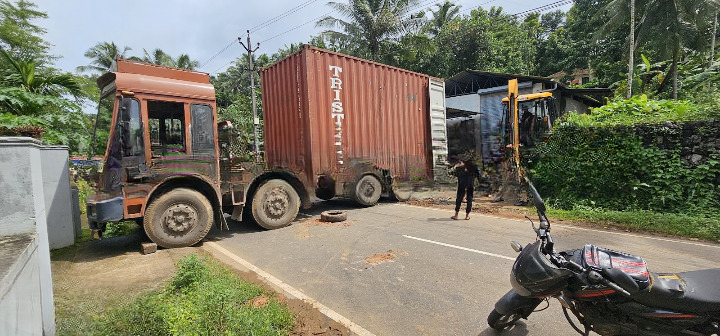 Thamarassery, ടൈൽസ് കയറ്റിവന്ന ലോറി റോഡിന് കുറുകെ കുടുങ്ങി, കാരാടി - കുടിക്കിൽ ഉമ്മരം റോഡിൽ ഗതാഗതം തടസ്സപ്പെട്ടു. 10 Thamarassery a lorry carrying tiles got stuck across the road blocking traffic on the Karadi Siddil Ummram road. cleanup