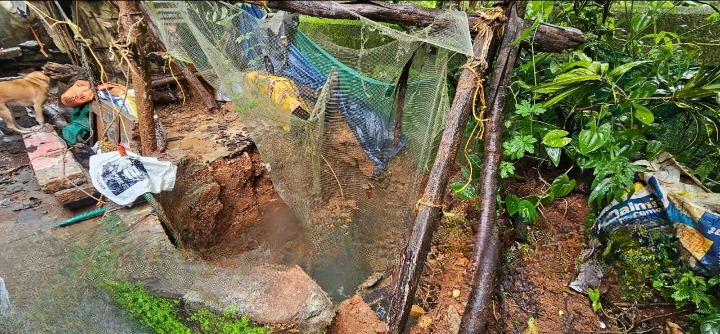 Thamarassery, കനത്ത മഴ;വീട്ടുമുറ്റത്തെ കിണർ ഇടിഞ്ഞു താഴ്ന്നു. 9 Thamarassery heavy rain backyard well collapsed. cleanup