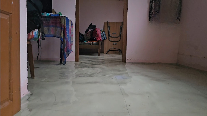 Thamarassery, കനത്ത മഴ;വീടിനകത്താകെ ഉറവ പൊങ്ങി, ദുരിതത്തിലായി കുടുംബം. 4 Thamarassery heavy rains water gushed inside the house family in distress. cleanup