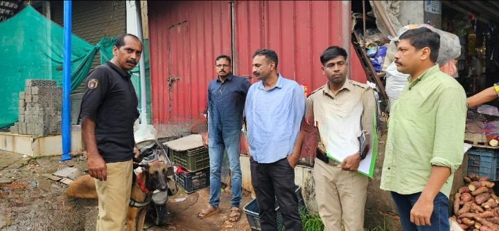 Thamarassery, ഇന്നലെ രാത്രി കള്ളൻ കയറിയത് നാല് സ്ഥാപനങ്ങളിൽ; ഡോഗ്സ് സ്കോഡ് പരിശോധന നടത്തി. 8 Thamarassery last night thief broke into four establishments Dogs code test done. cleanup