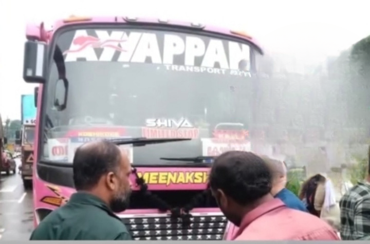 Vatakara , സീബ്ര ലൈൻ വഴി റോഡ് ക്രോസ് ചെയ്യുകയായിരുന്ന വിദ്യാർത്ഥികളെ സ്വകാര്യ ബസ്സിടിച്ച് വീഴ്ത്തി. മൂന്ന് വിദ്യാർത്ഥികൾക്ക് പരിക്ക് 3 Vatakara students crossing the road via zebra line were hit by a private bus. Three students were injured cleanup