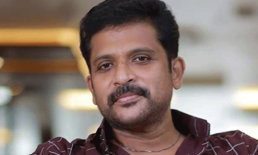 നാല് വയസുകാരിയെ പീഡിപ്പിച്ച കേസിൽ നടൻ ജയചന്ദ്രന് നേരെ ലുക്കൗട്ട് നോട്ടീസ്. 12 a-lookout-notice-has-been-issued-against-actor-jayachandran-for-allegedly-molesting-a-four-year-old-girl