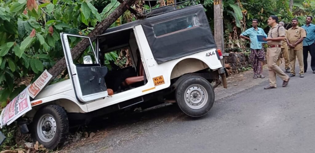 jeep-loses-control-and-crashes-into-electric-pole-in-mundoor-kodanchery